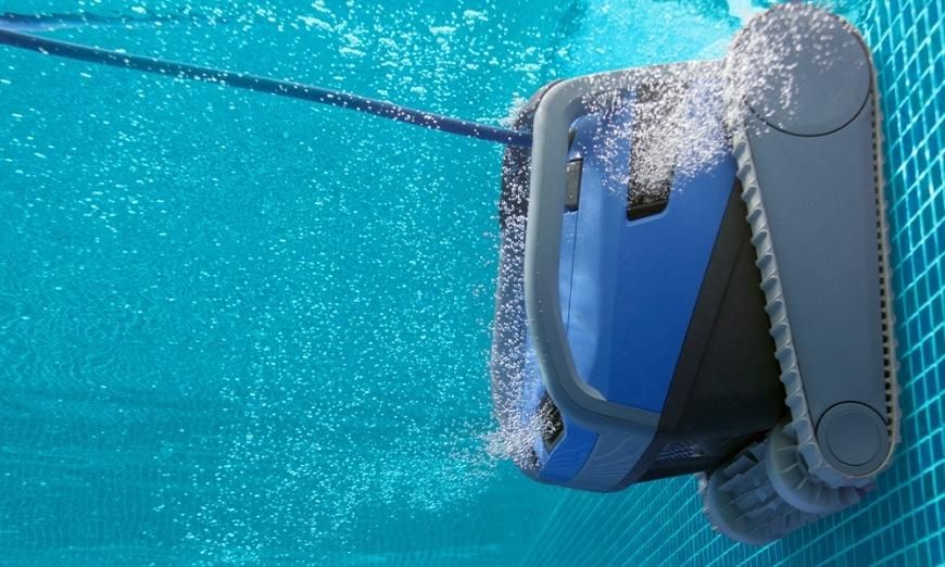 https://www.grupposanmarco.eu/image/catalog/Blog%20san%20marco/Blog%20San%20Marco%20Aprile/manutenzione-pulizia-robot-piscina.jpg